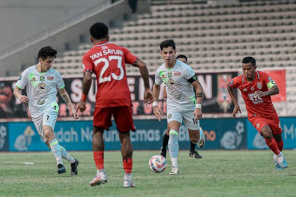 Persebaya Surabaya (putih) dalam laga menghadapi Malut United pada putaran pertama Liga 1 Indonesia 2024/2025. (instagram.com/officialpersebaya)