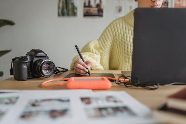 5 Side Hustle Kreatif untuk Para Penggemar Seni dan Desain