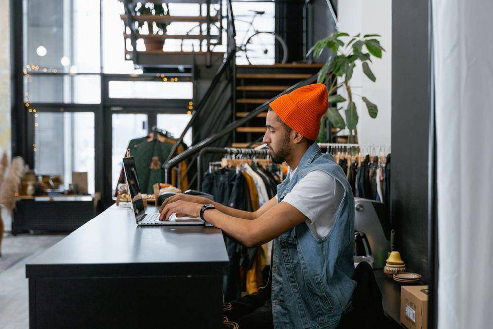 ilustrasi bekerja dengan laptop (pexels.com/MART PRODUCTION)