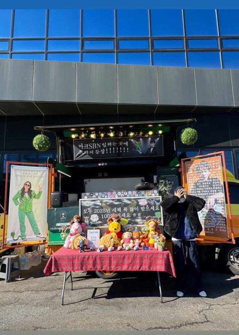 potret Mark NCT di depan food truck yang dikirim Lee Young Ji (instagram.com/onyourm__ark)