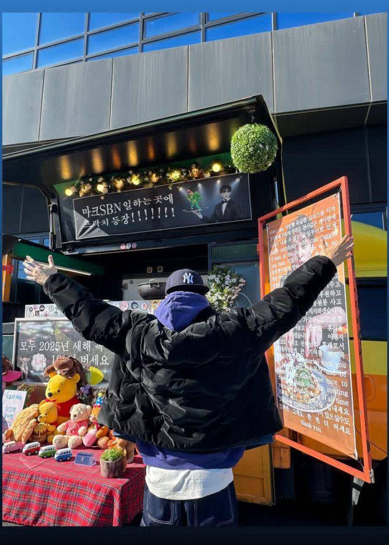 potret Mark NCT di depan food truck yang dikirim Lee Young Ji (instagram.com/onyourm__ark)