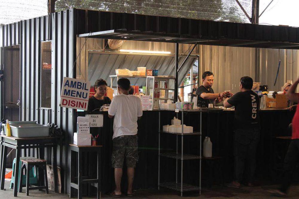 Suasana Kafe Fly Navy X10 Juanda. (instagram.com/flynavyx10archery)
