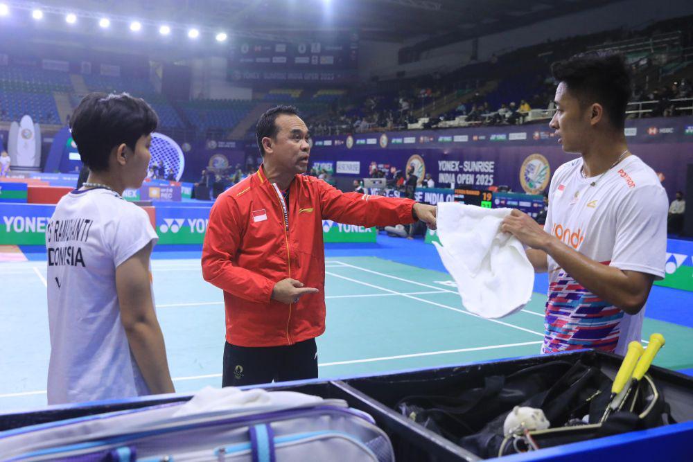 Kepala pelatih ganda campuran Pelatnas, Rionny Mainaky mendampingi Dejan Ferdinansyah/Siti Fadia Silva Ramadhanti di 16 besar India Open 2025 (dok.PP PBSI)