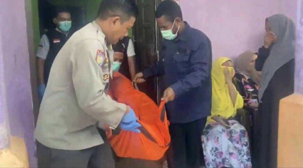 Petugas Polres Maros mengevakuasi mayat mahasiswa di Maros, Kamis (16/1/2025)/Istimewa