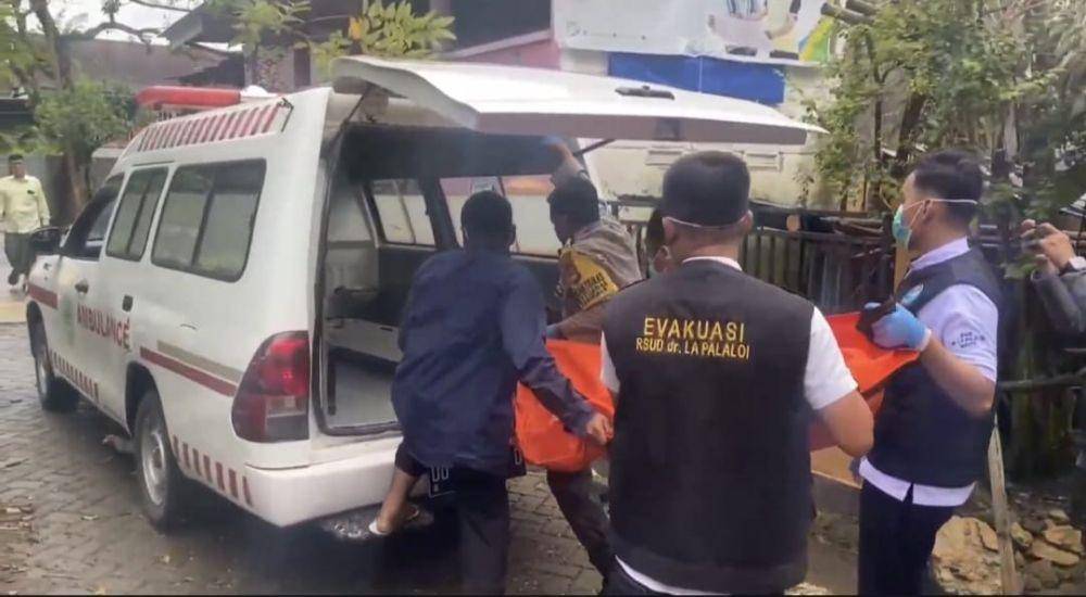 Petugas Polres Maros mengevakuasi mayat mahasiswa di Maros, Kamis (16/1/2025)/Istimewa