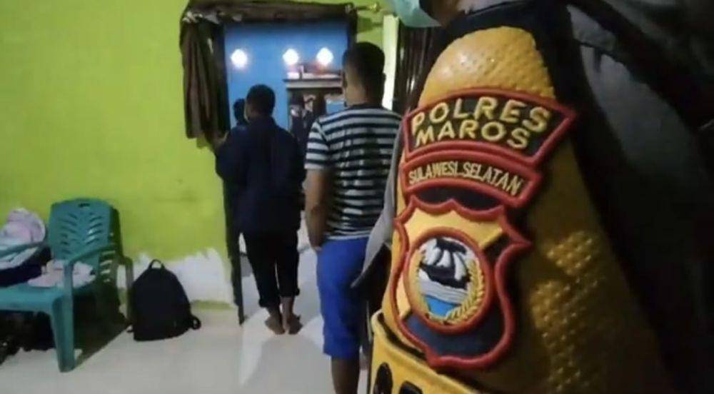Petugas Polres Maros mengevakuasi mayat mahasiswa di Maros, Kamis (16/1/2025)/Istimewa