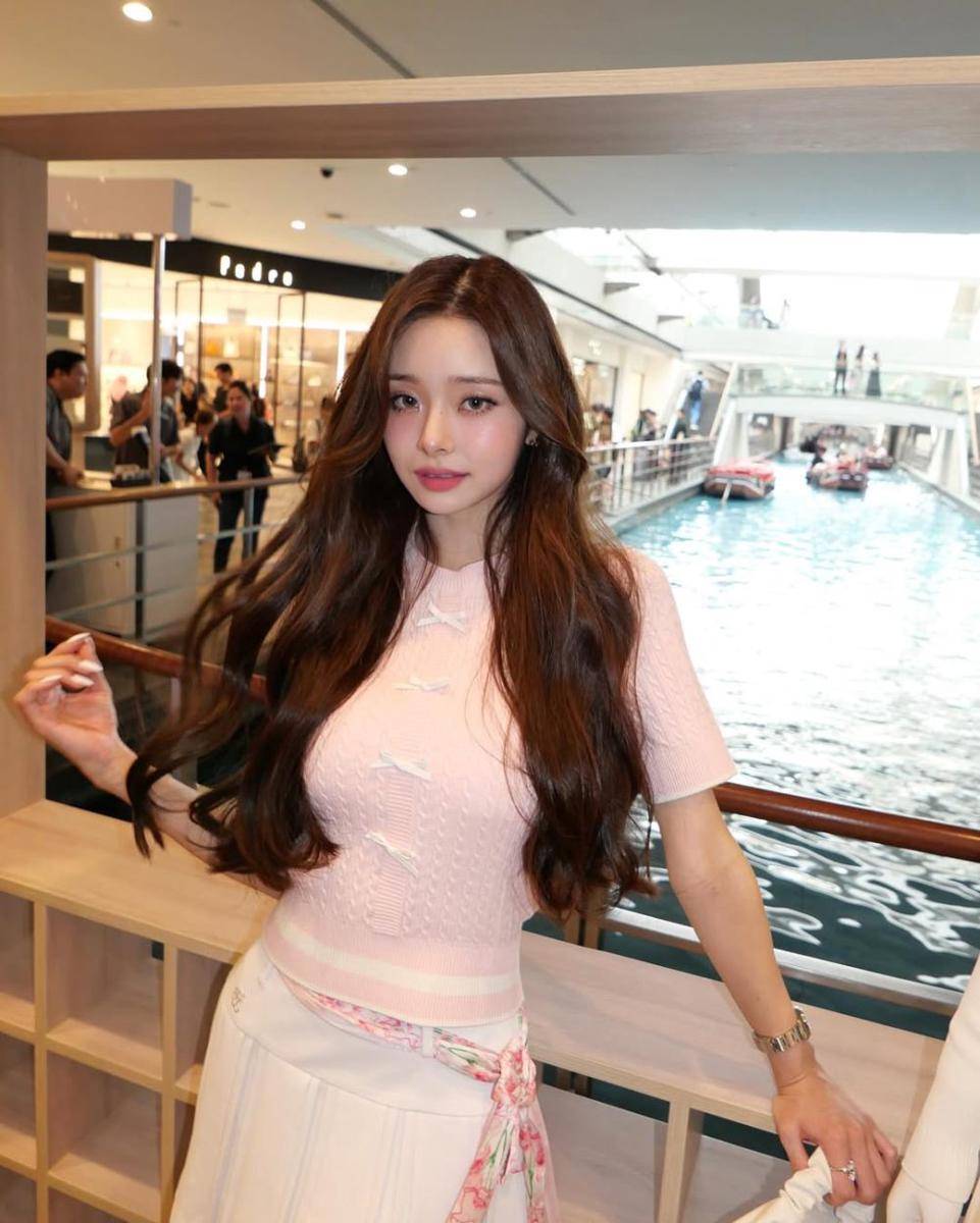 outfit pinky girl ala Song Jia (instagram.com/dear.zia)