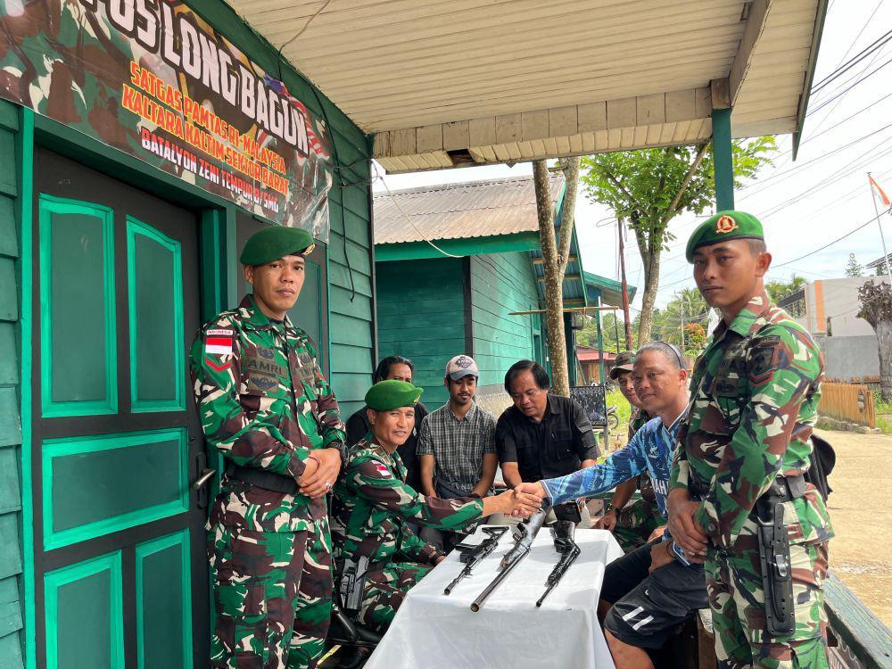 Warga Perbatasan RI-Malaysia Serahkan Tiga Pucuk Senjata Rakitan