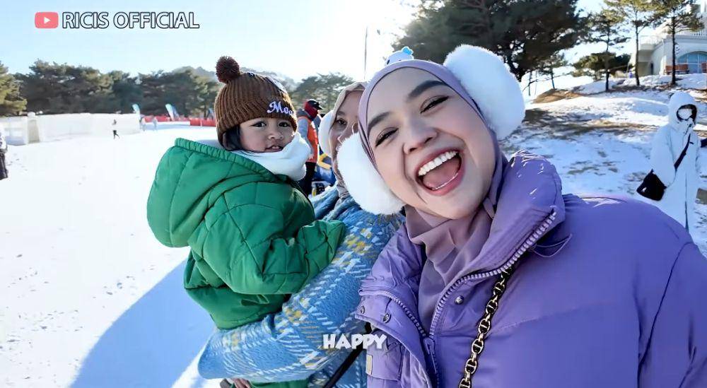 Ria Ricis dan Moana naik kereta drum (youtube.com/Ricis Official)