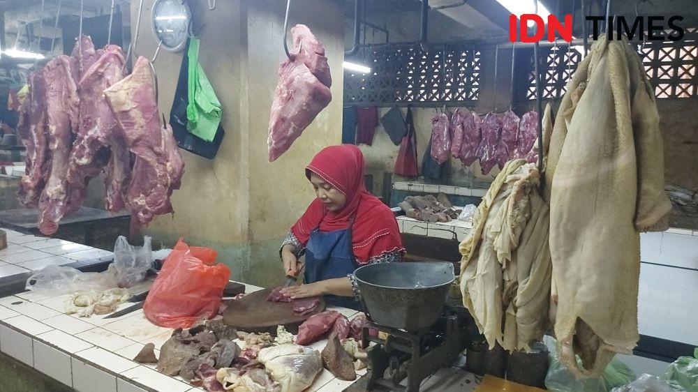 Dampak PMK, Pedagang Daging di Pasar Wonokromo Surabaya Mengeluh