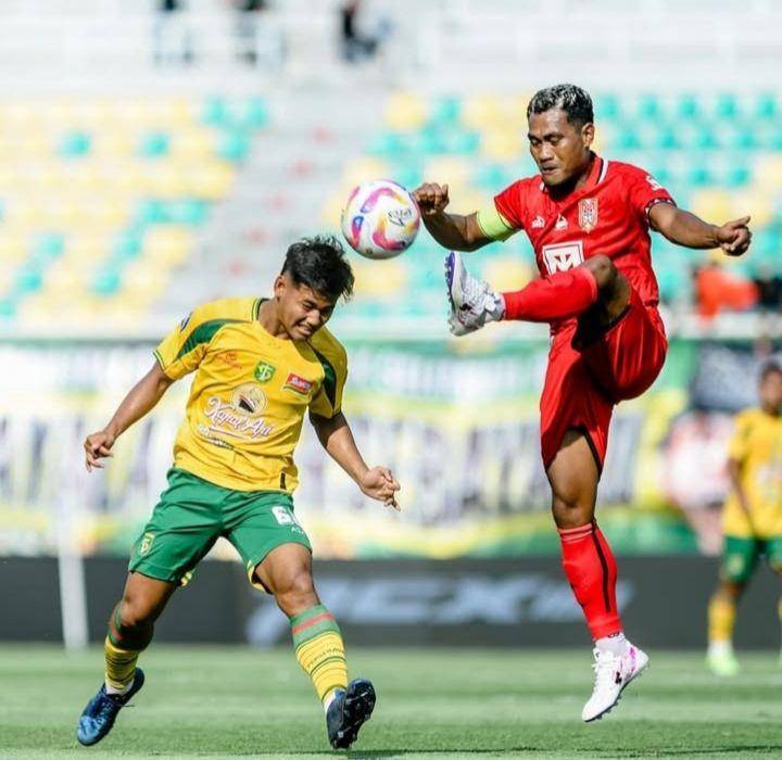 Pertandingan Persebaya vs Malut United di Stadion GBT Surabaya, Jumat (17/1/2025). (Instagram/@officialpersebaya)