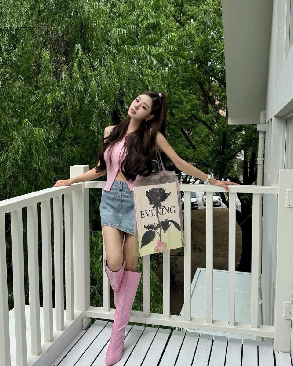 outfit pinky girl ala Song Jia (instagram.com/dear.zia)