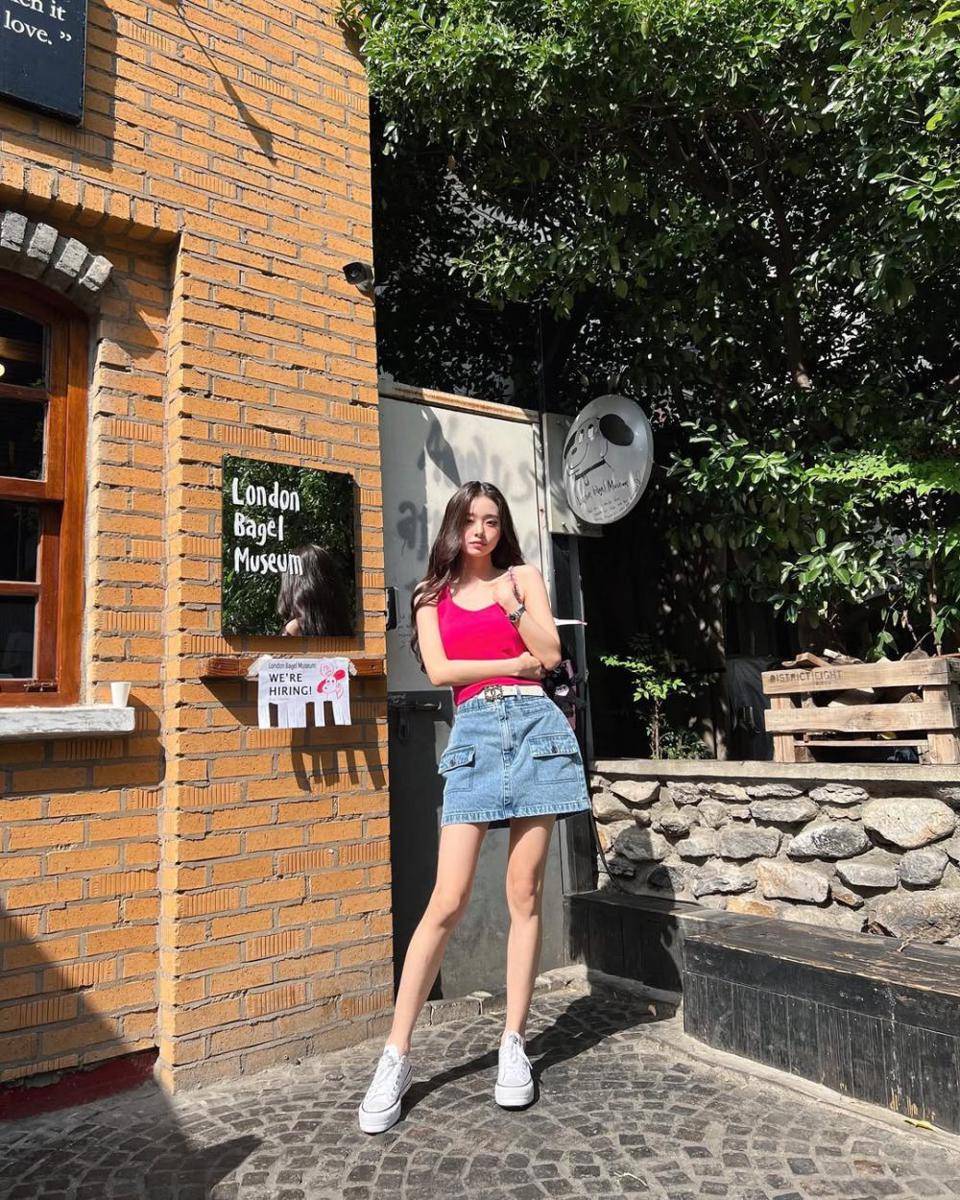 padu padan outfit denim ala Song Jia (instagram.com/dear.zia)