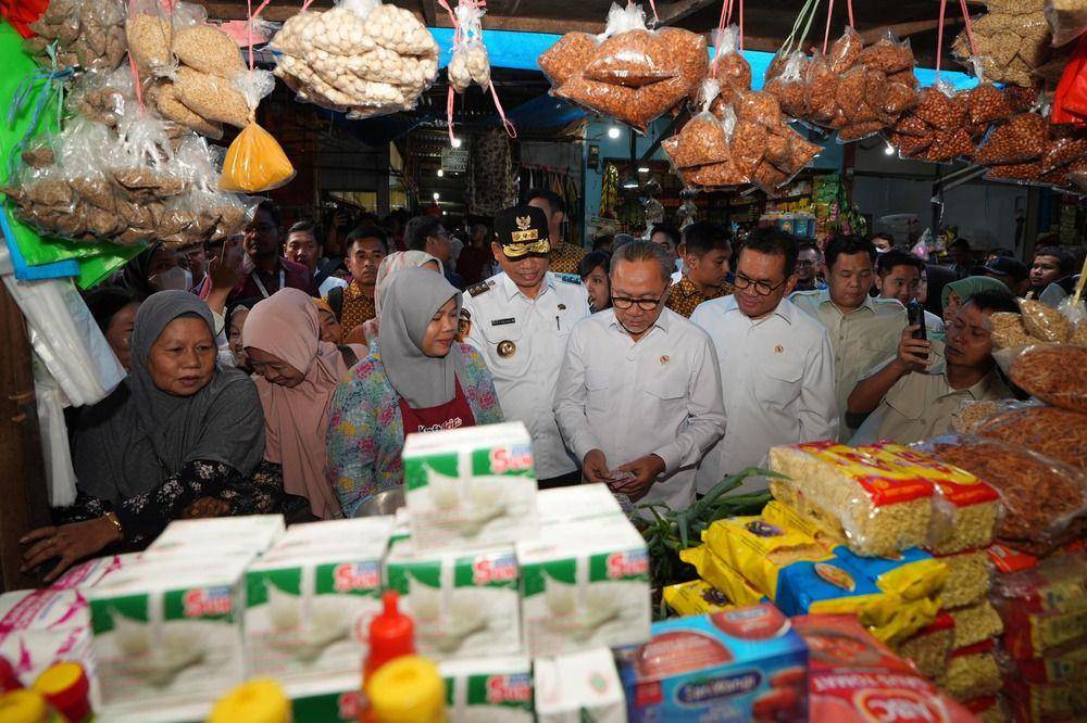 Menteri Koordinator Bidang (Menko) Bidang Pangan Zulkifli Hasan dan Menteri Perdagangan Budi Santoso, meninjau harga kebutuhan pokok di Pasar Pa'baeng-baeng, Kota Makassar, Jumat (17/1/2025). (Dok. Istimewa)