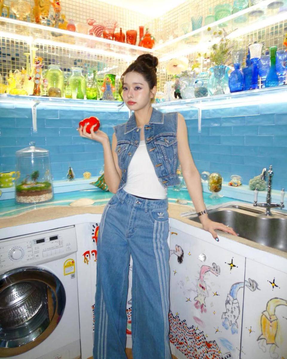 padu padan outfit denim ala Song Jia (instagram.com/dear.zia)