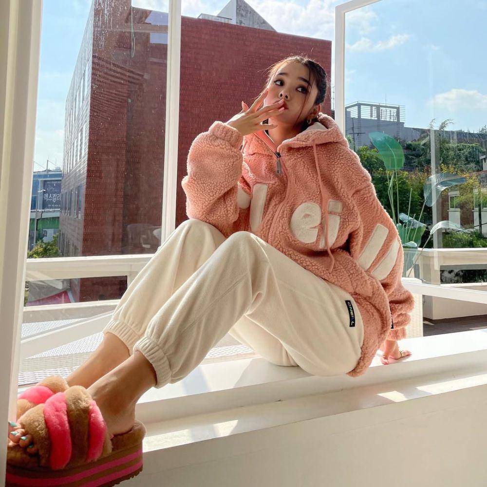 outfit pinky girl ala Song Jia (instagram.com/dear.zia)