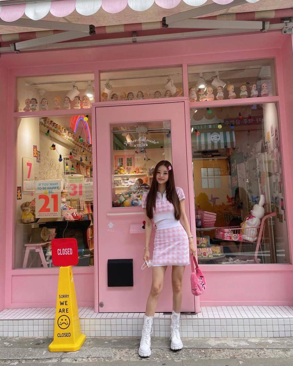 outfit pinky girl ala Song Jia (instagram.com/dear.zia)