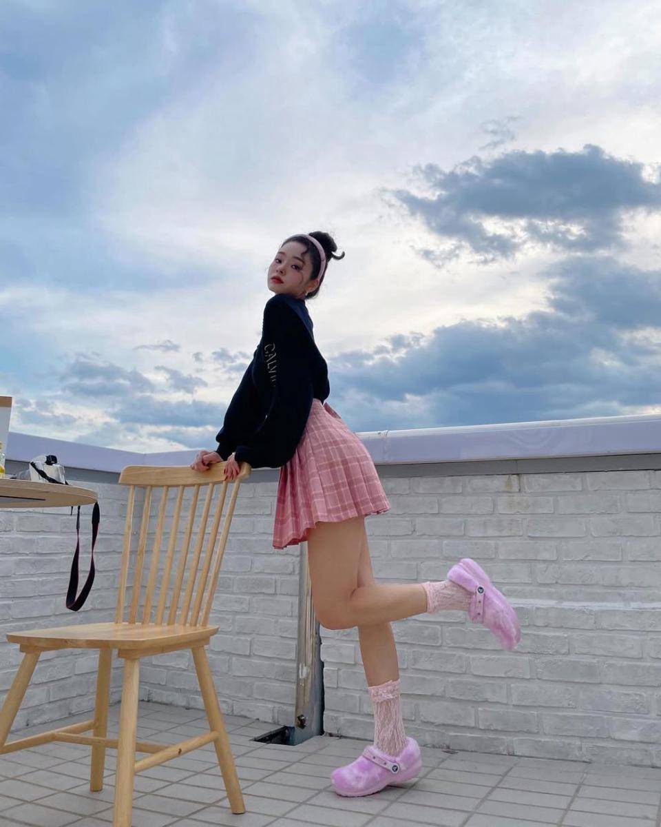 outfit pinky girl ala Song Jia (instagram.com/dear.zia)