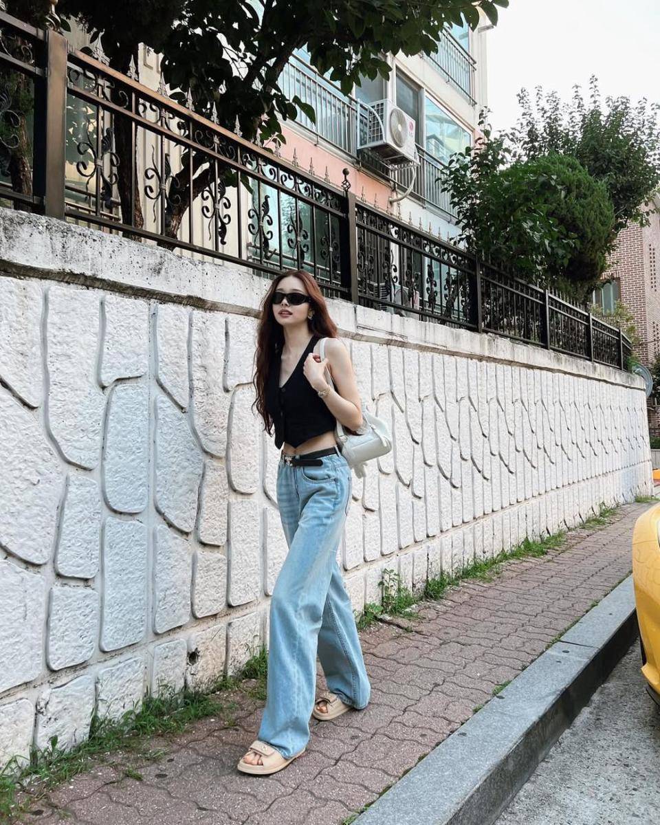 padu padan outfit denim ala Song Jia (instagram.com/dear.zia)