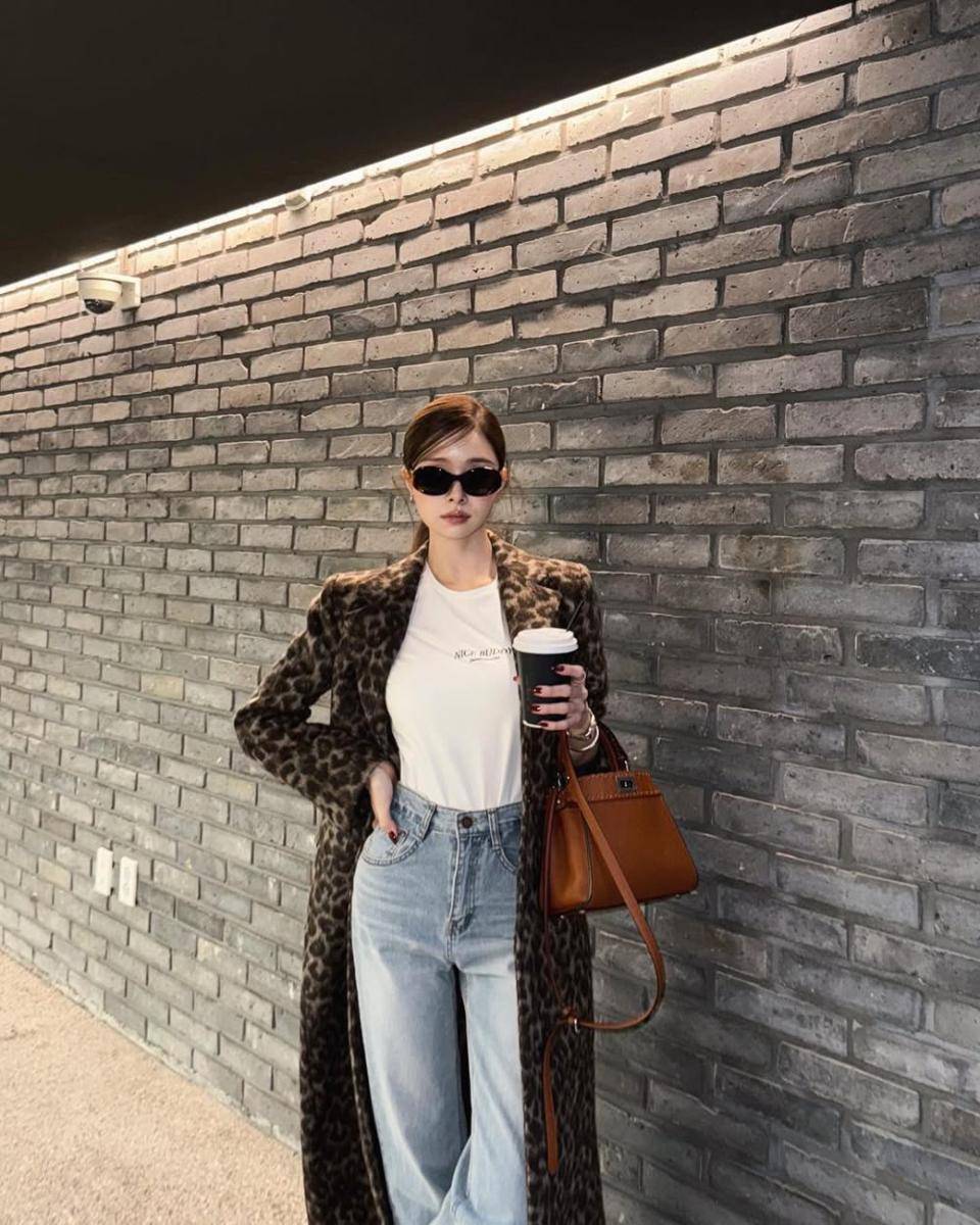 padu padan outfit denim ala Song Jia (instagram.com/dear.zia)