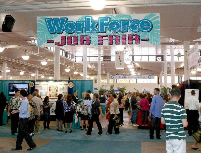 Pencari kerja di acara bursa lowongan kerja WorkForce di Blaisdell Center. (Flickr.com/Daniel Ramirez)