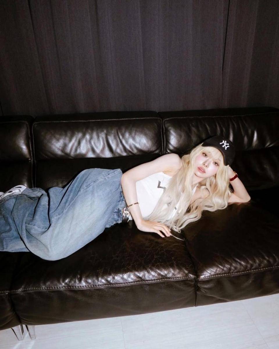 padu padan outfit denim ala Song Jia (instagram.com/dear.zia)