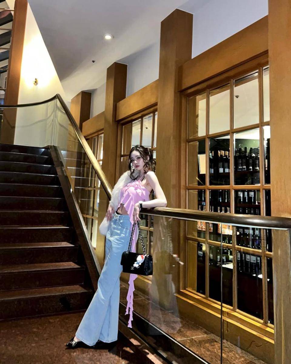 padu padan outfit denim ala Song Jia (instagram.com/dear.zia)