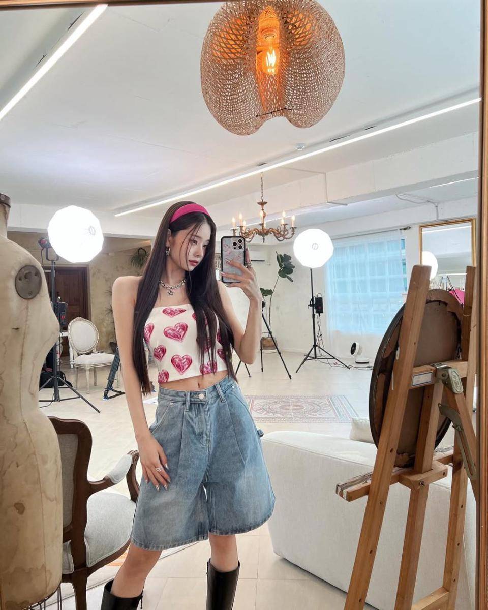 outfit pinky girl ala Song Jia (instagram.com/dear.zia)