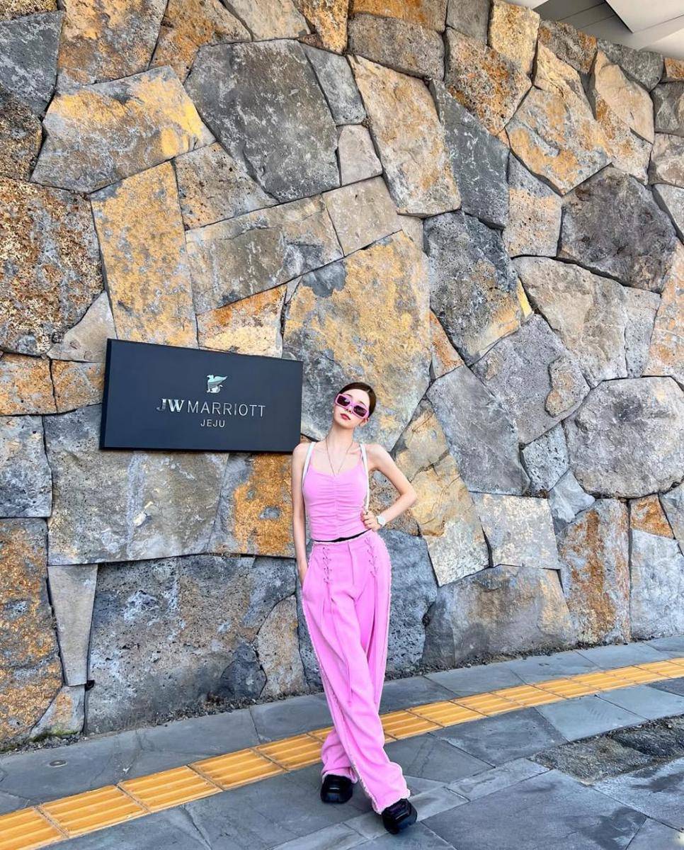 outfit pinky girl ala Song Jia (instagram.com/dear.zia)
