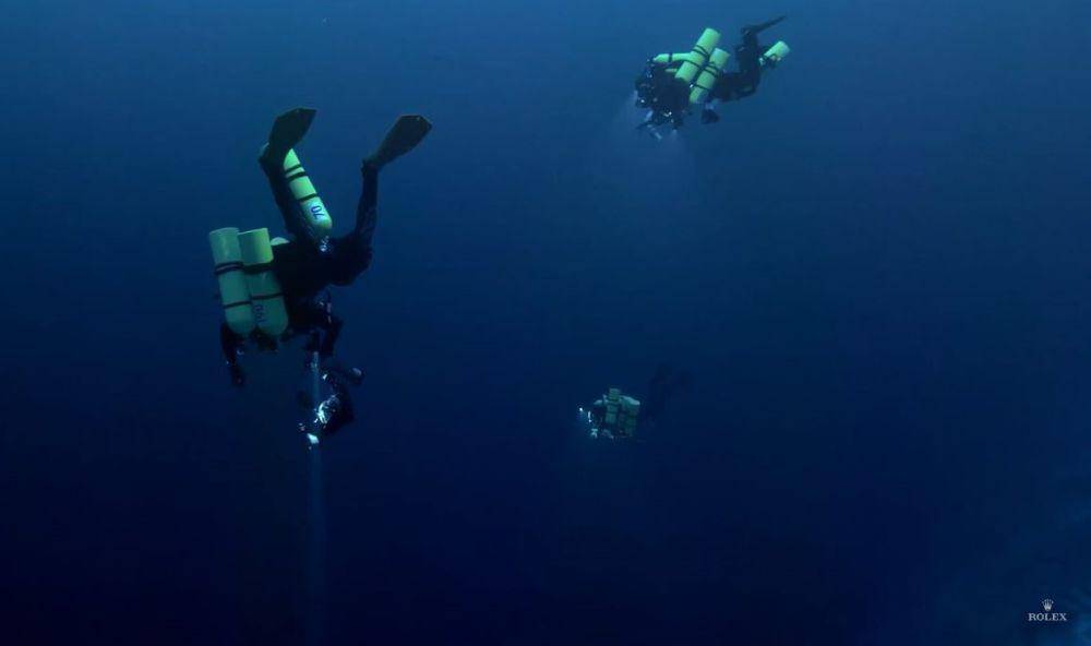 Potret Dr. Rocha bersama tim menggunakan alat selam modern CCR untuk eksplorasi perairan Maldives, Samudra Hindia (youtube.com/ROLEX)