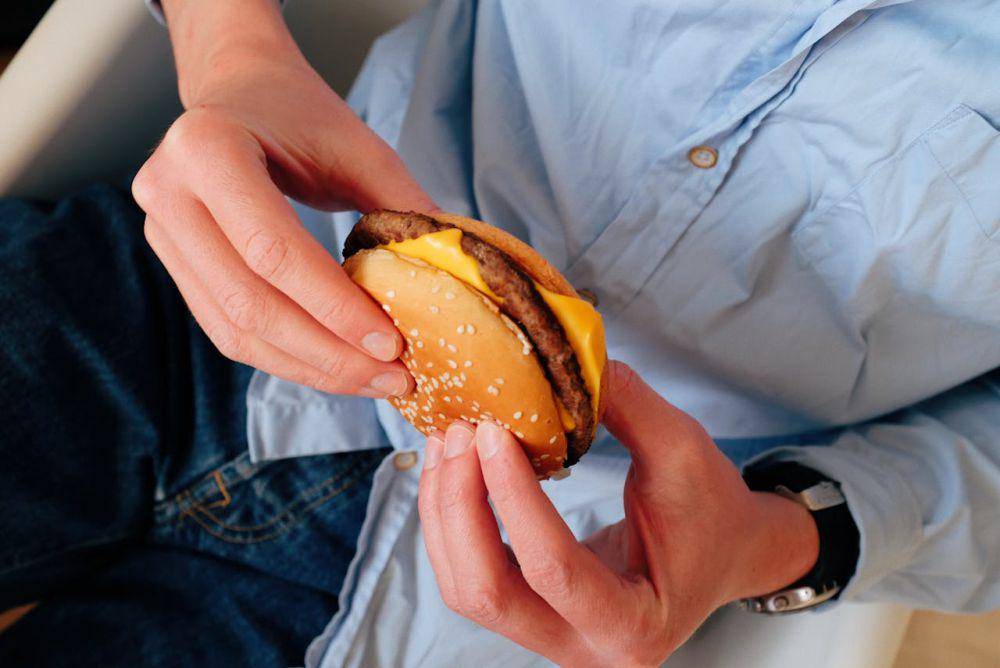 ilustrasi makan burger (pexels.com/ready made)