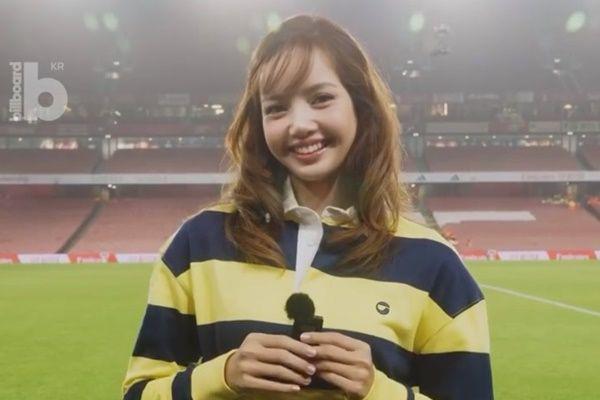 Lisa BLACKPINK Pimpin Coin Toss di Match Arsenal Vs Tottenham