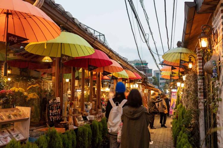 Ikseon-dong Hanok Street di Seoul (english.visitkorea.or.kr)