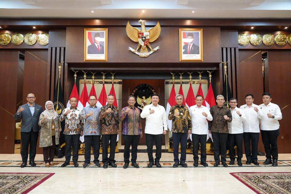 Menteri Koordinator Bidang Politik dan Keamanan, Budi Gunawan ketika menerima Ketua KPK, Setyo Budiyanto di kantor Kemenko Polkam, Jakarta Pusat. (Dokumentasi Kemenko Polkam)
