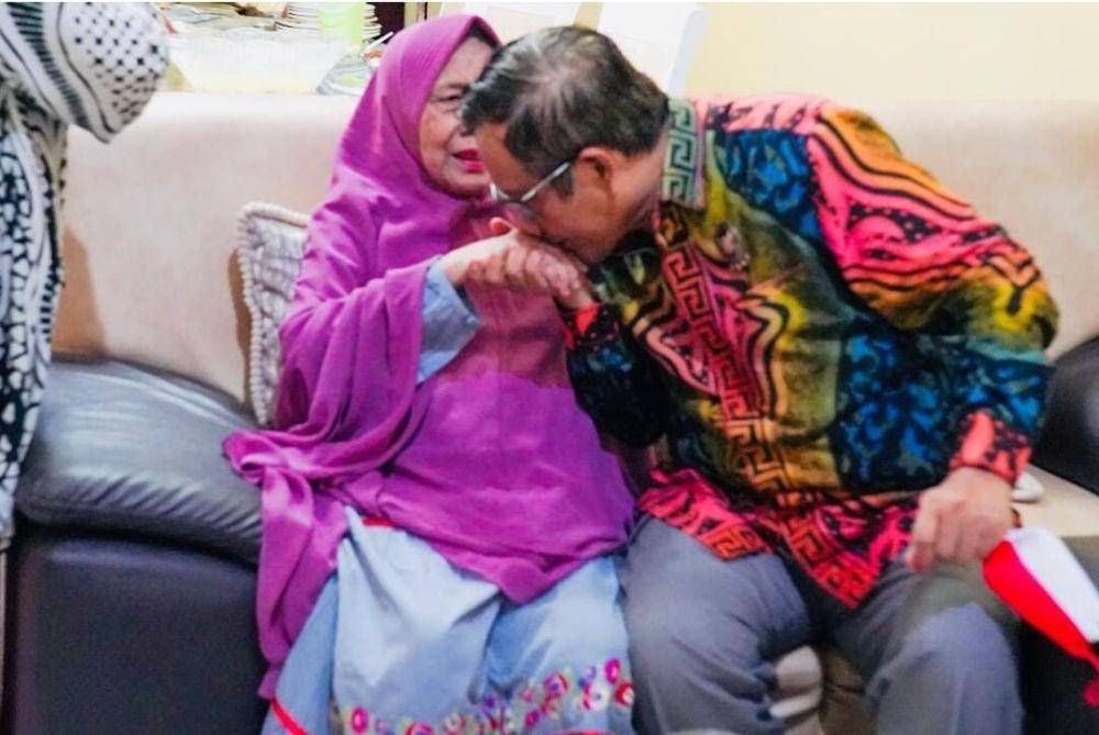 Mahfud mencium tangan sang ibunda (Instagram MahfudMD)