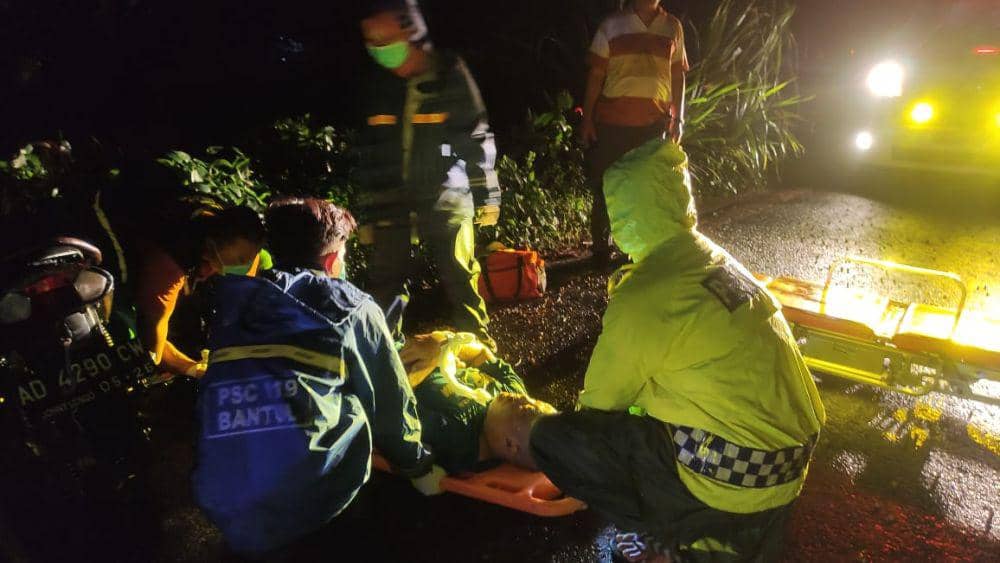 Pemotor Tewas Tabrak Pohon Tumbang di Pantai Pelangi Bantul