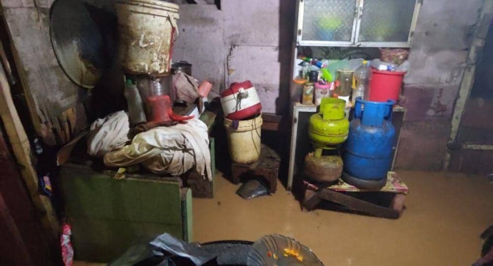 Rumah warga yang terendam banjir di Bandar Lampung. (IDN Times/Muhaimin)