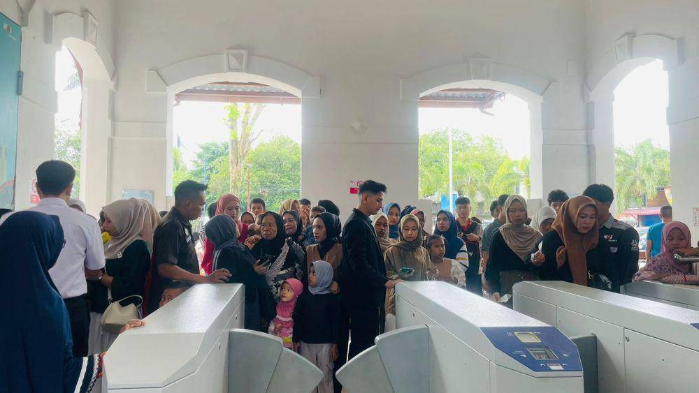 Masyarakat yang menggunakan jasa angkutan PT KAI di stasiun Binjai (IDN Times/ istimewa)