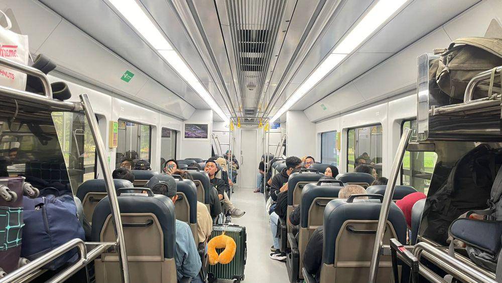 Masyarakat yang menggunakan jasa angkutan PT KAI di stasiun Binjai (IDN Times/ istimewa)