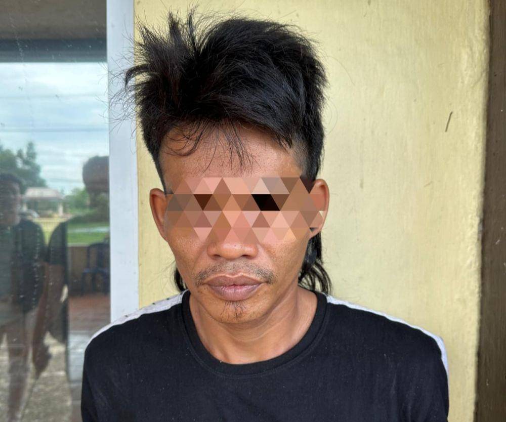 Petani bernama Robby Ardiyansyah (28) ditangkap usai mengeroyok temannya sendiri menggunakan parang (Dok: Polsek Tanjung Raja)