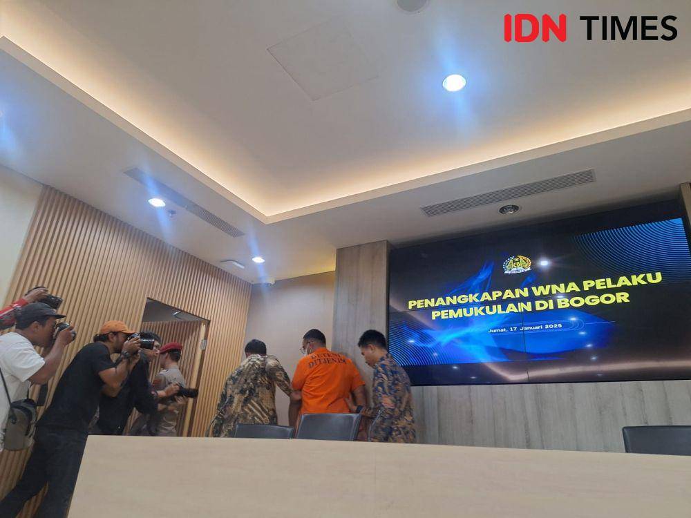 Konferensi pers Direktorat Jenderal Imigrasi terkait Penangkapan WN Arab Saudi Pelaku Kekerasan di Cisarua, Bogor, Jumat (17/1/2025) (IDN Times/Lia Hutasoit)