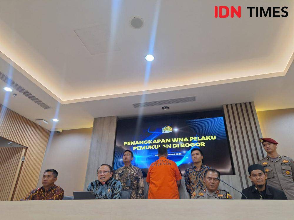 Konferensi pers Direktorat Jenderal Imigrasi terkait Penangkapan WN Arab Saudi Pelaku Kekerasan di Cisarua, Bogor, Jumat (17/1/2025) (IDN Times/Lia Hutasoit)