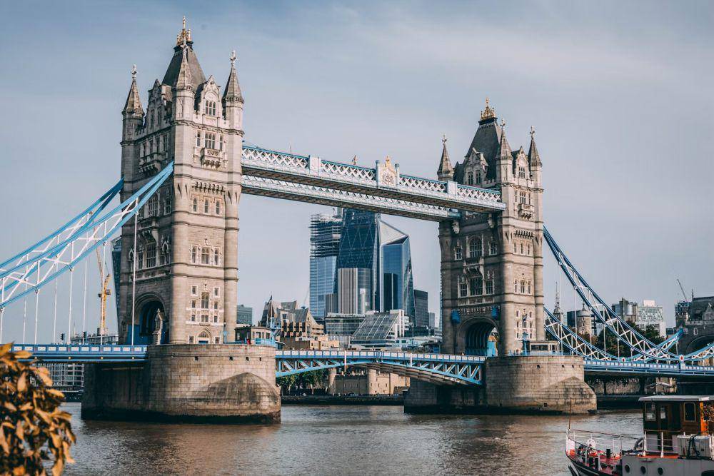 ilustrasi London (unsplash.com/Charles Postiaux)