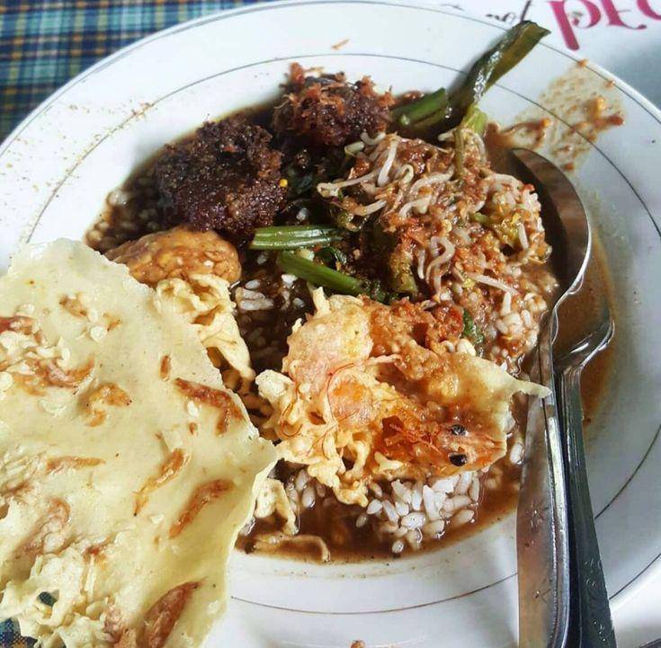 Pecel Rawon (https://id.pinterest.com/astreechan/)