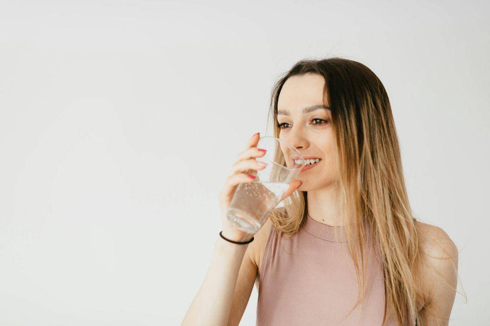 ilustrasi orang minum air putih (pexels.com/Kaboompics.com)