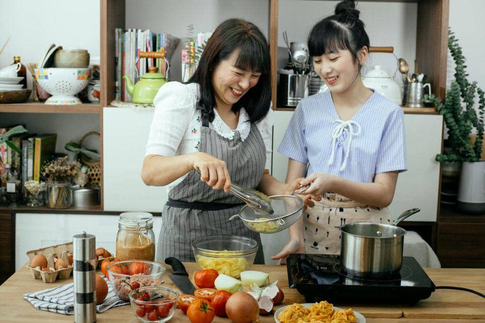 5 Cara Melibatkan Anak Remaja untuk Belajar Memasak, Ciptakan Keseruan