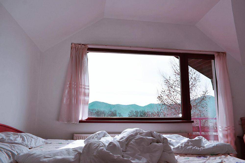 ilustrasi kamar tidur estetik (pexels.com/Diana)