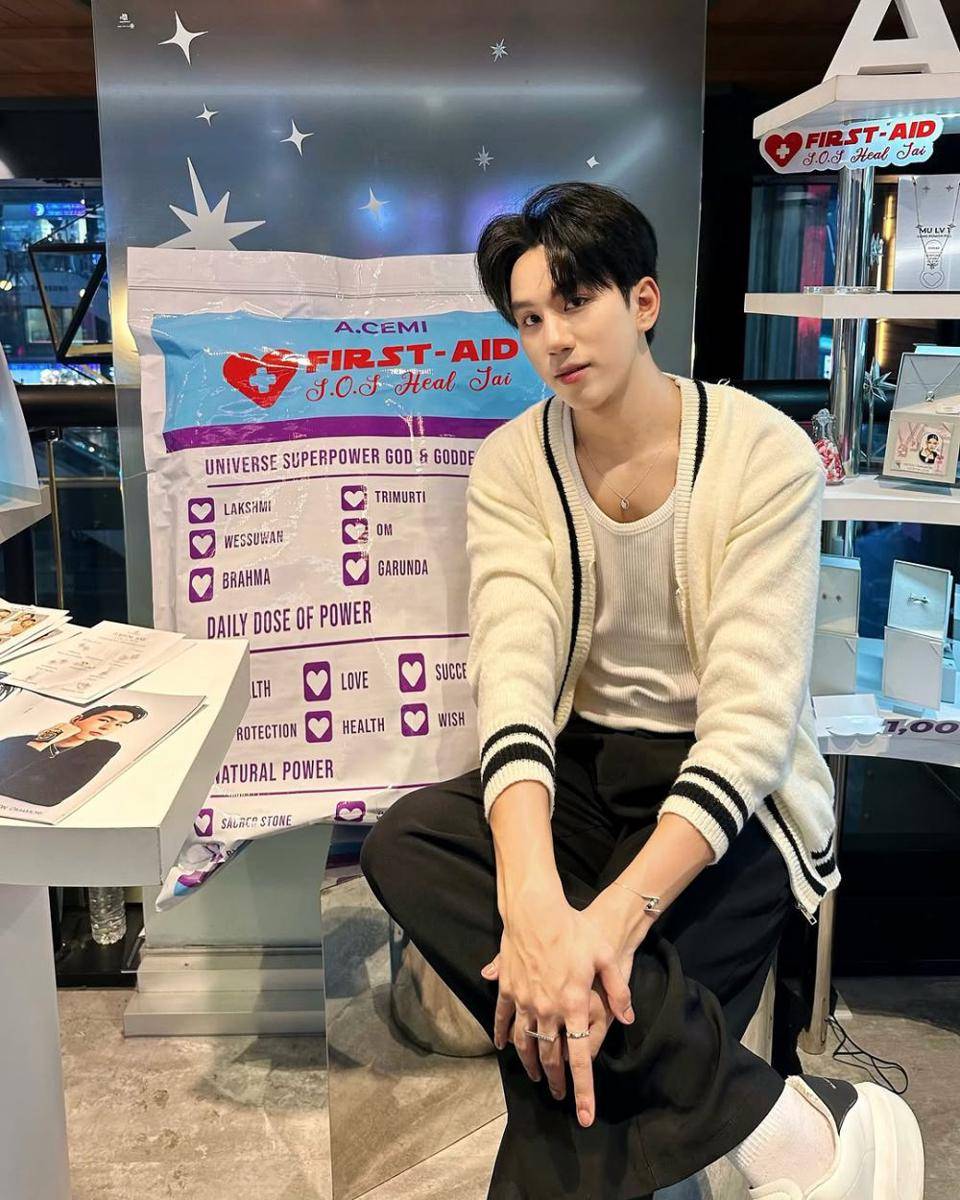 styling cardigan knit ala Chanakan Daungjan (instagram.com/pplyplyy)