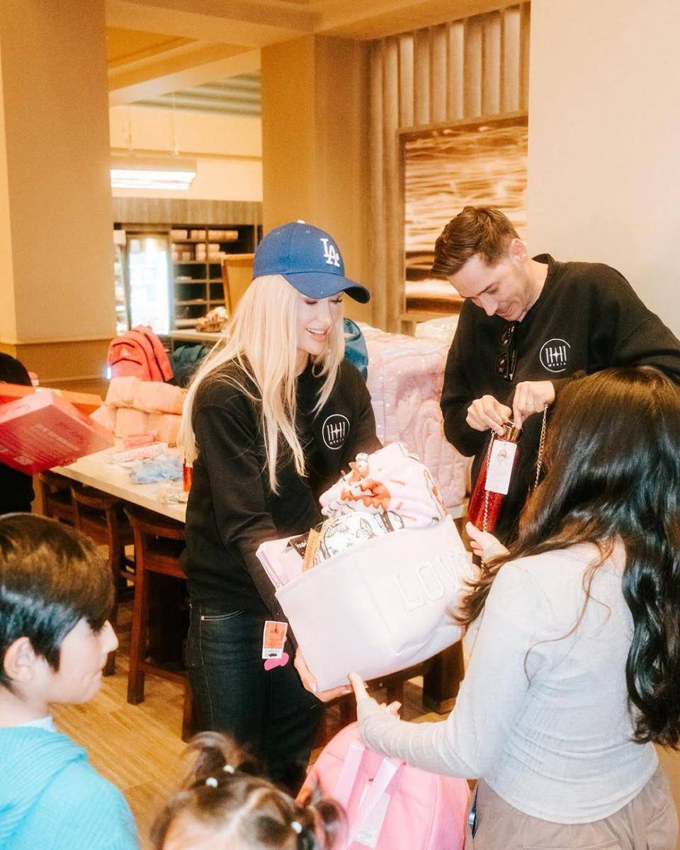 momen Paris Hilton jadi relawan korban kebakaran Los Angeles (instagram.com/parishilton)