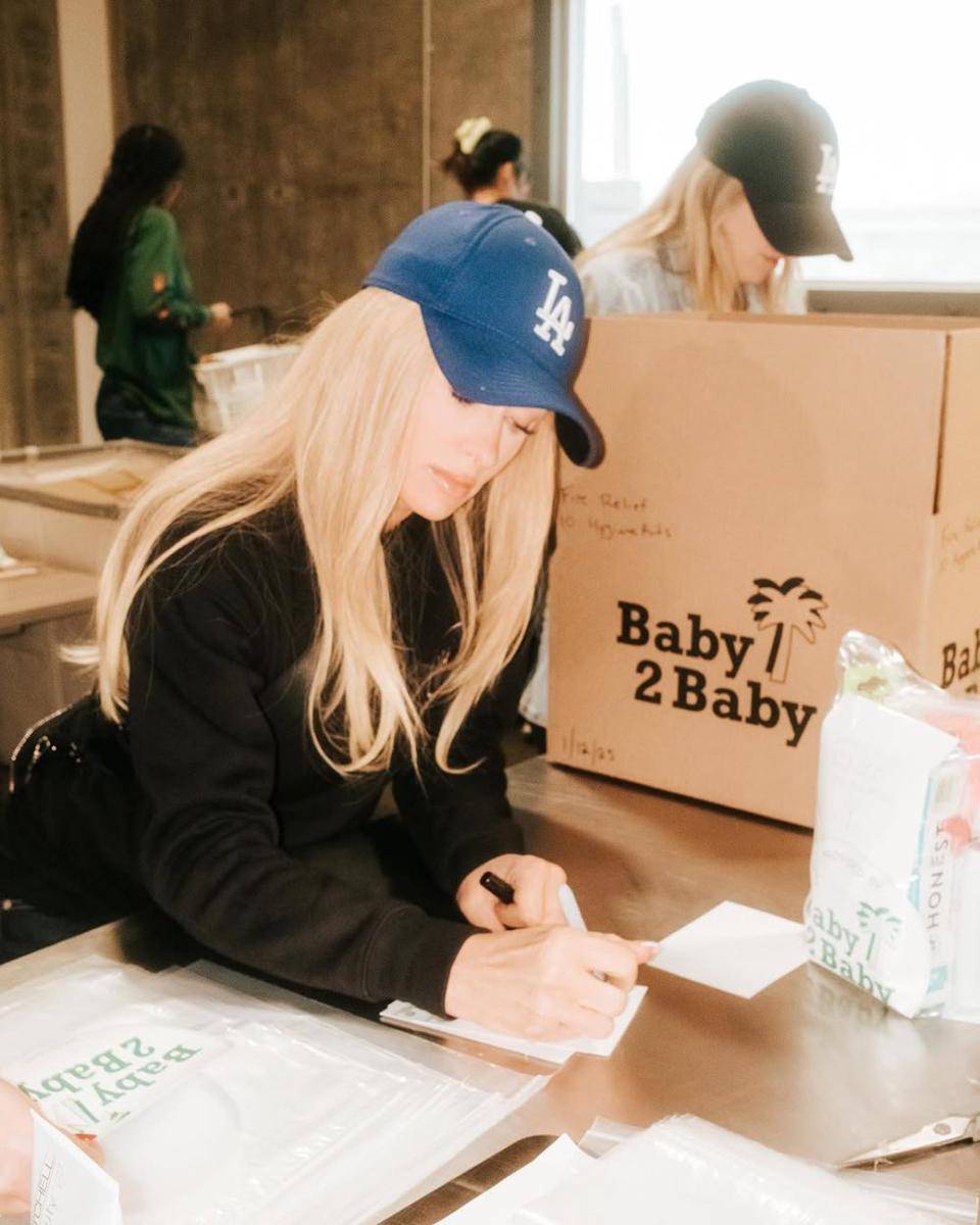 momen Paris Hilton jadi relawan korban kebakaran Los Angeles (instagram.com/parishilton)